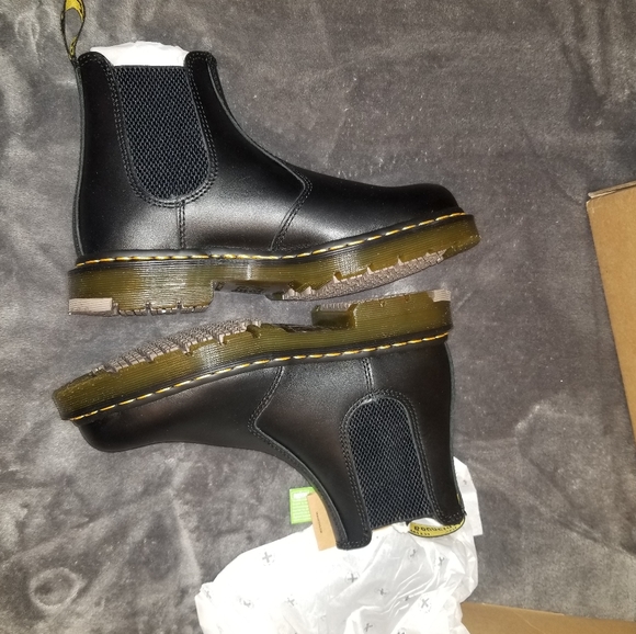 Dr. Martens 2976 Chelsea Boot, Size 9, Black leather. - Picture 3 of 9